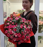 Букет из 19 кустовых роз  с белой гипсафилой в дизайнерском оформлении