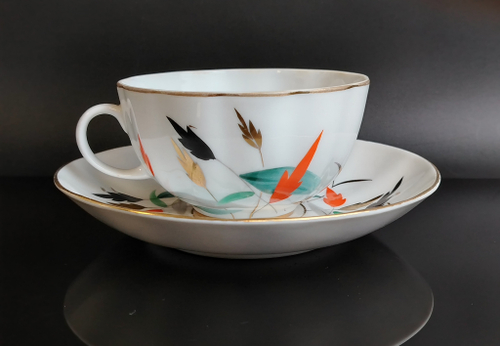 Чайная пара из сервиза «На лугу» ,автор росписи Л.К. Блак, фарфор, роспись, золочение, Ленинградский фарфоровый завод (ЛФЗ), СССР, 1960-1980 гг.