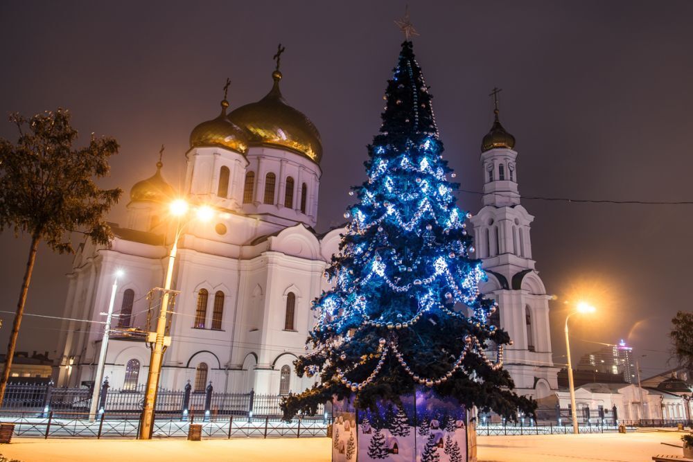 Светодинамическая елка ствольная - встроенная гирлянда: Теплый свет - "Таежная" от 11 до 21 м
