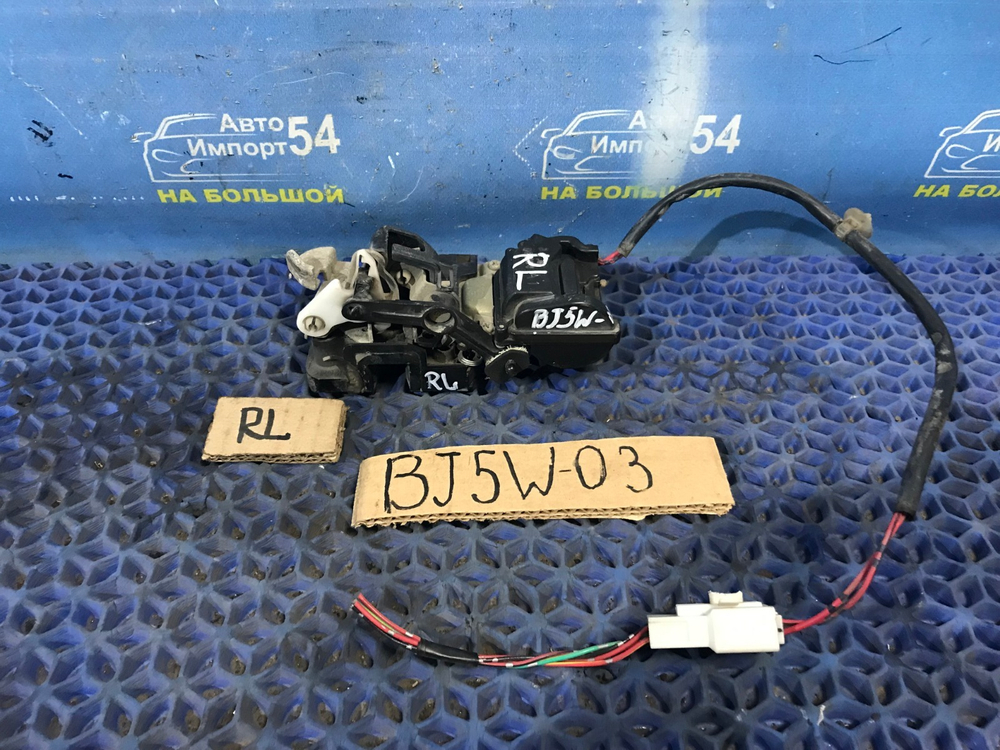 Замок двери задней левой MAZDA FAMILIA 2001