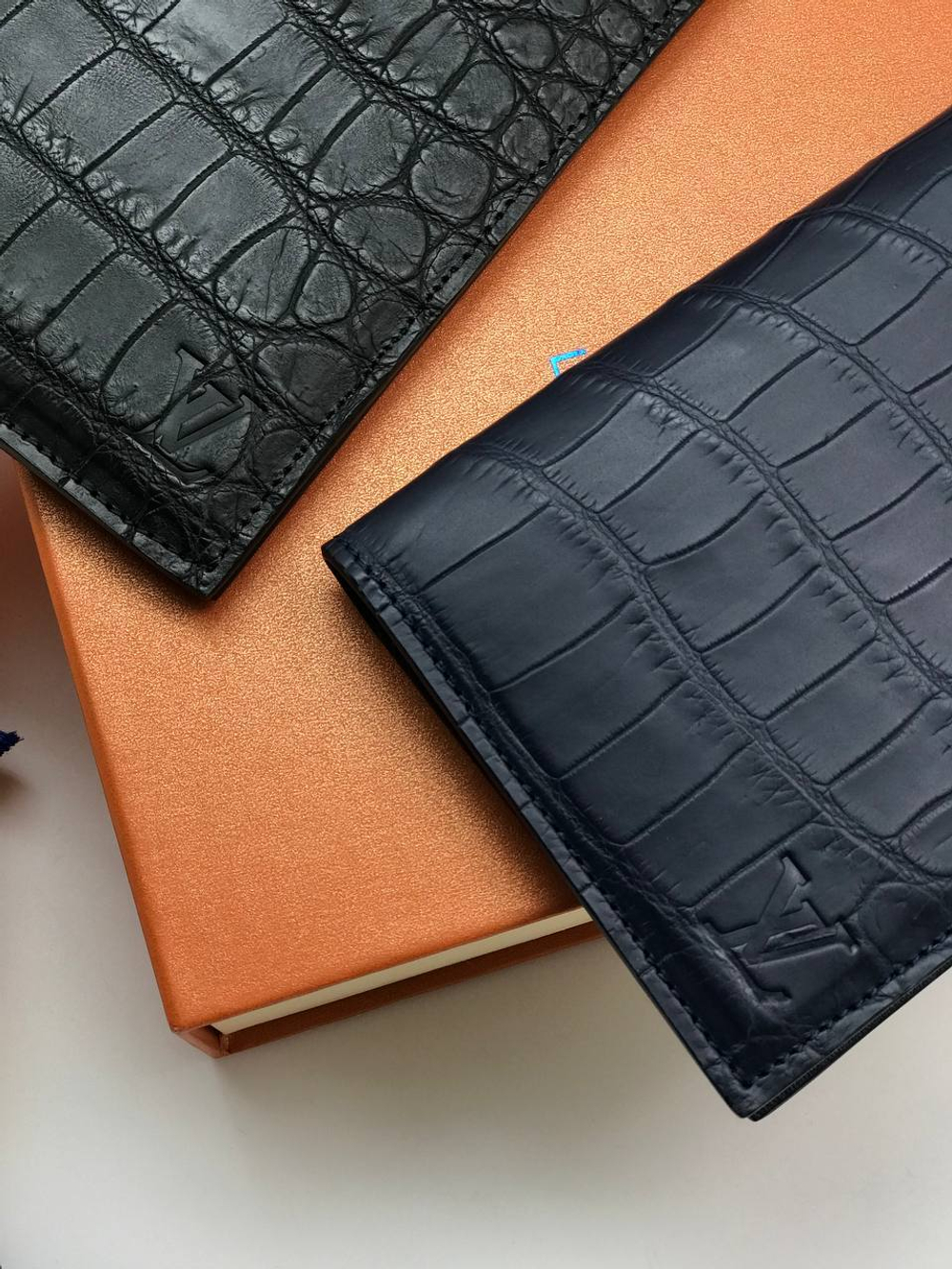 Обложка для паспорта из кожи крокодила Louis Vuitton