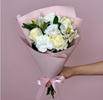 Цветы живые букет из роз, эустом и альстрамерий в упаковке с лентой