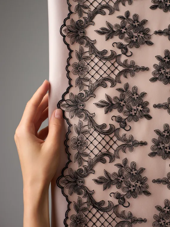 05-175 Вышивка на неэл. сетке 26 см, бежевый 775 /черный 170