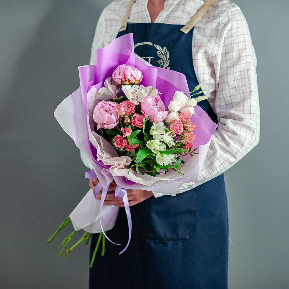 Нежный букет с розовыми пионами