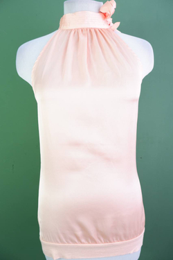 Топ ORSAY нежно-персикового оттенка, с открытыми плечами для хрупкого образа 44-46 размер