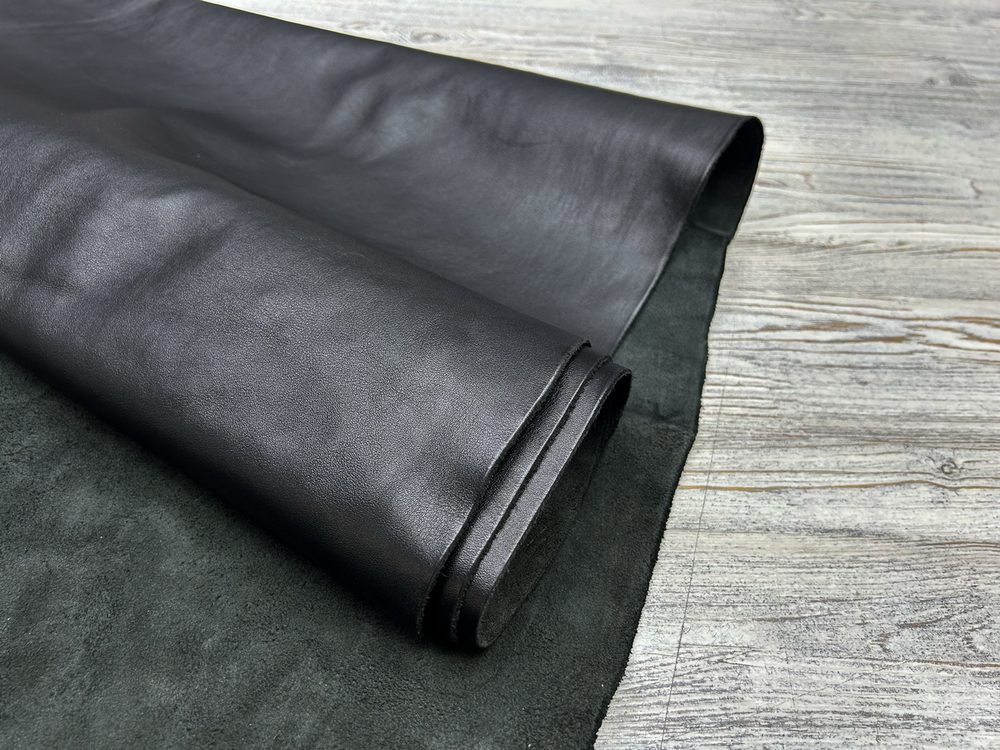Рулон черной кожи для изготовления сумок Прага цв. Черный / Praga Silky Nero, толщ. 1,4-1,6 мм