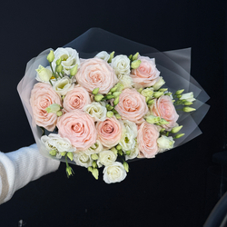 Букет из роз и белой эустомы