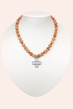 Чокер с кальцитом и сердоликом, подвеска стразовый крест