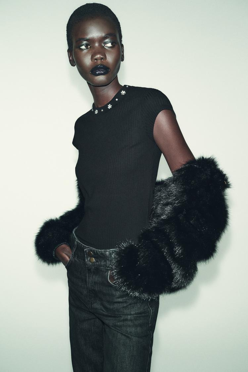 ZARA ФУТБОЛКА С КОРОТКИМИ РУКАВАМИ И БУСИНАМИ, ЧЕРНЫЙ