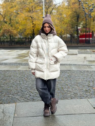 Удлиненный бежевый пуховик с контрастным капюшоном