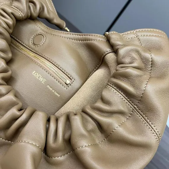 Сумка Loewe Squeeze среднего размера из кожи ягненка наппа коричневый