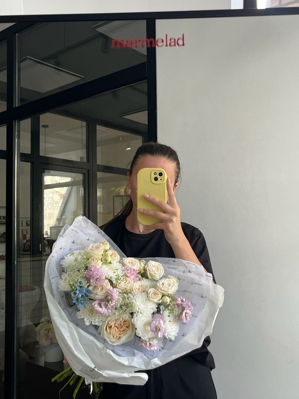 Букет из кустовых пионовидных роз, оксипеталума, маттиолы и амми