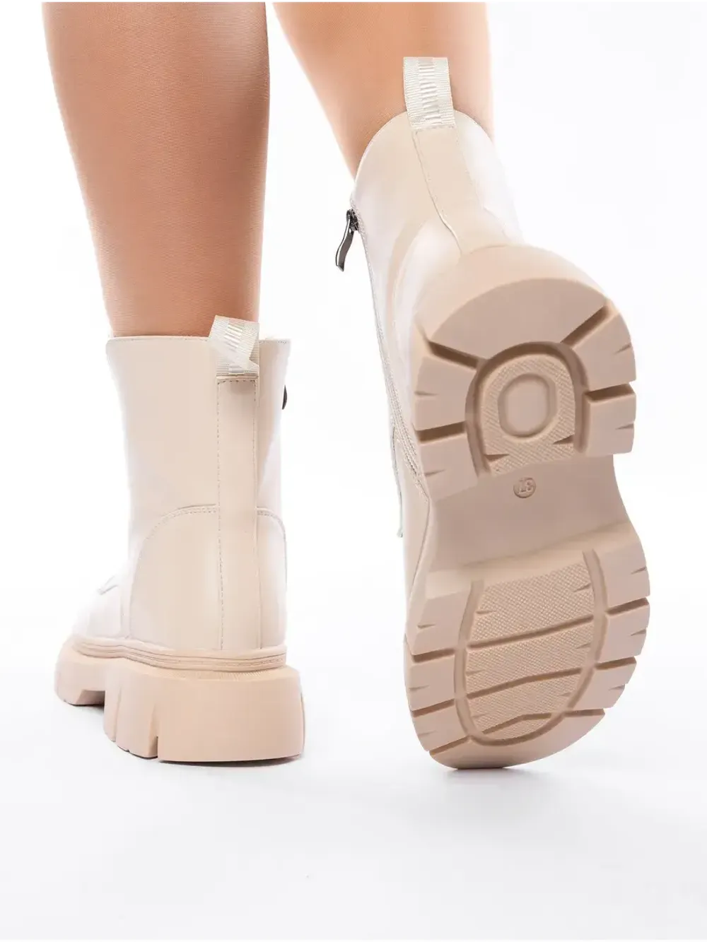 Зимние ботинки на высокой платформе