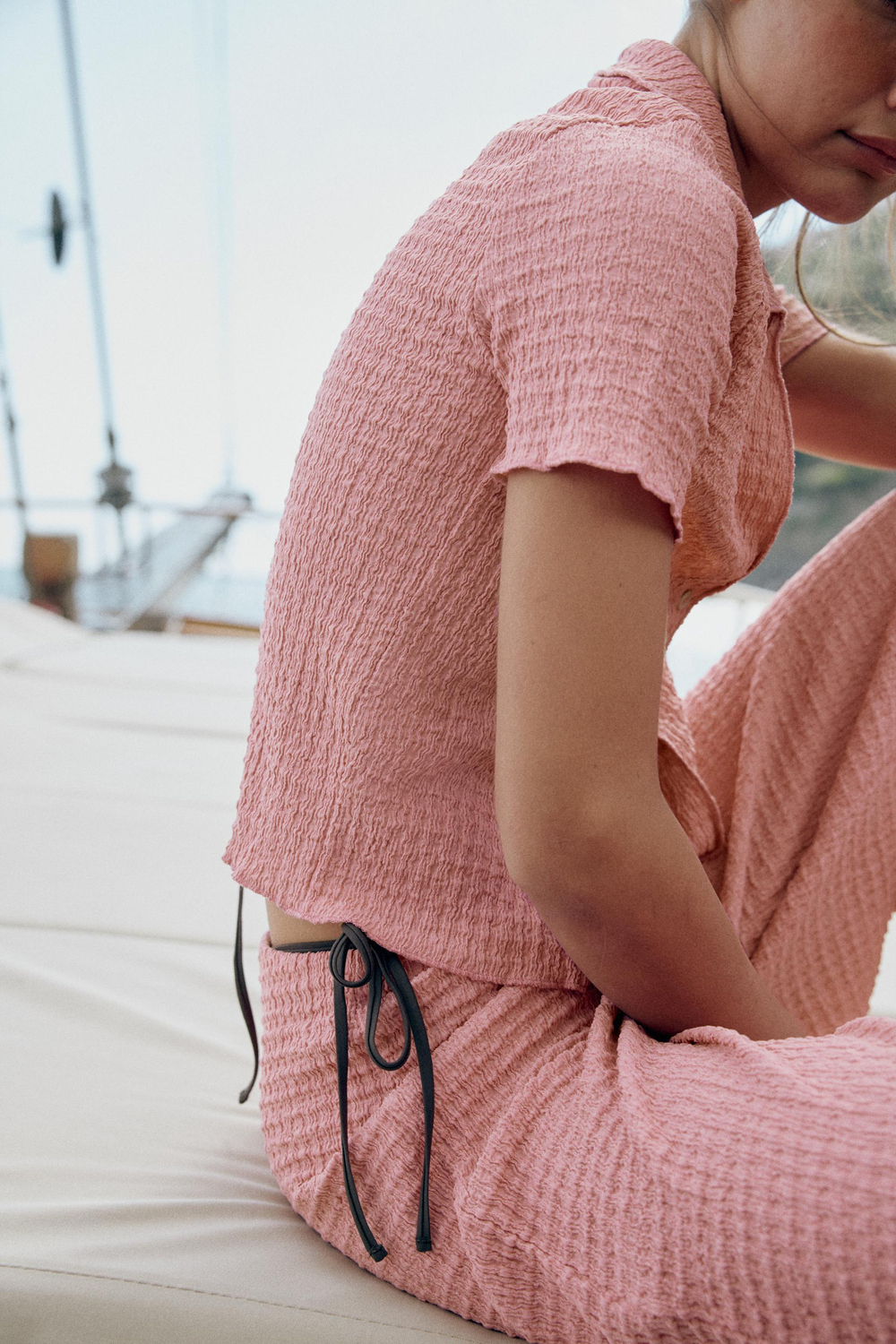ZARA УКОРОЧЕННЫЙ ЖАКЕТ ИЗ РЕЛЬЕФНОЙ ТКАНИ, ПЫЛЬНЫЙ РОЗОВЫЙ