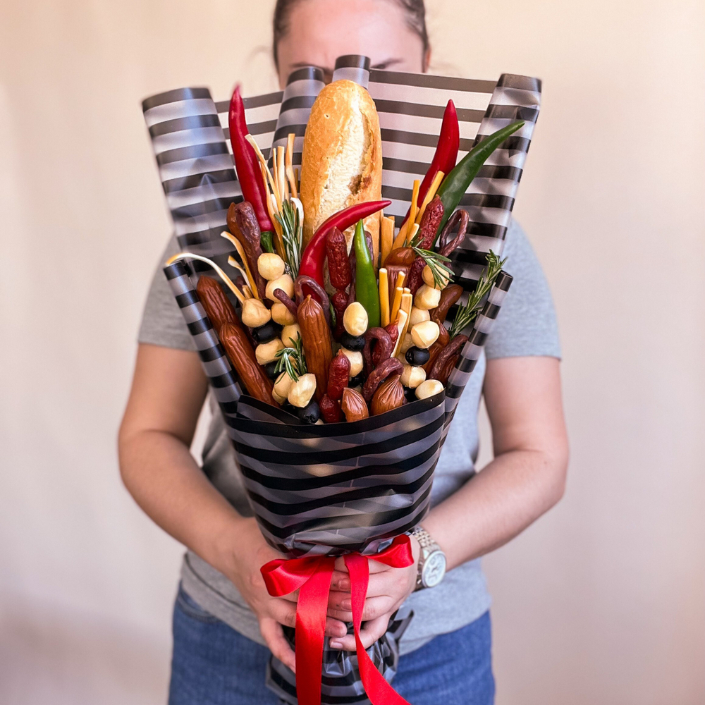 Мужской букет с колбасками, багетом, перцем и сыром