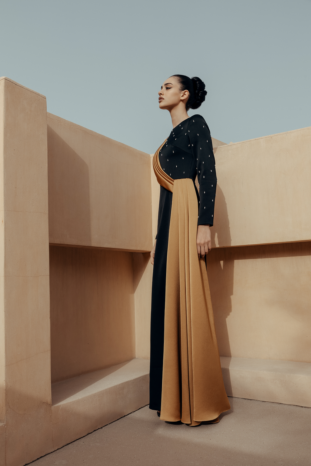 Платье макси сатиновое с асимметричной драпировкой и вышивкой