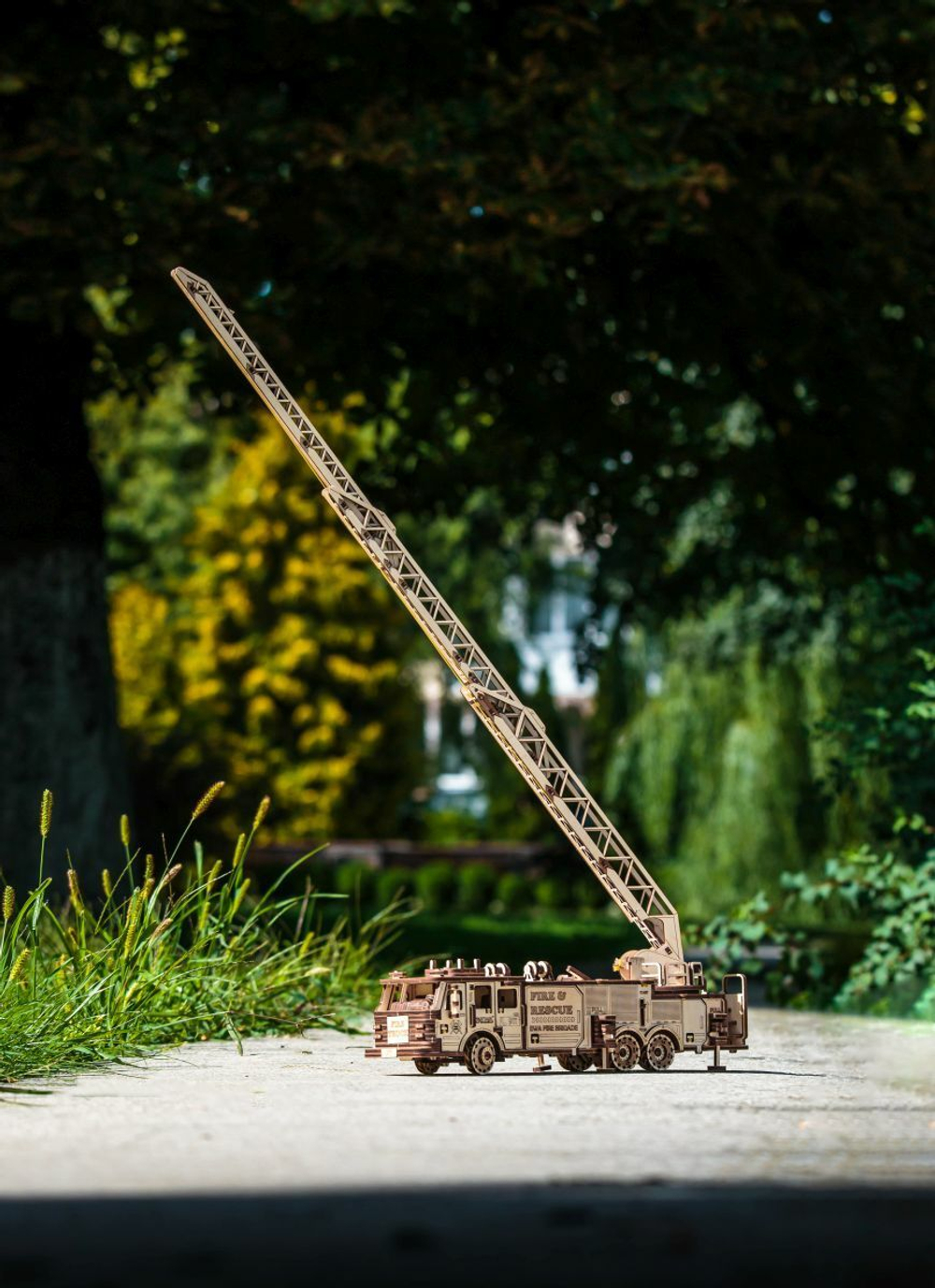 Пожарная машина выдвижной вращающейся лестницей от EWA - Fire Truck, Деревянный конструктор, сборная модель, 3D пазл