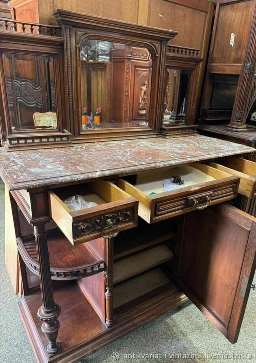 Старинный комод с зеркалом