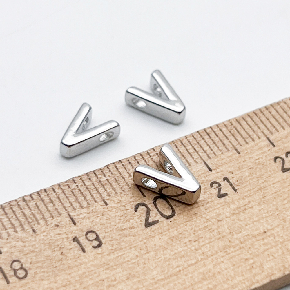 Подвеска-бусина Буква V, цвет серебро (родий), размер 8,5*6,5 мм, отверстие 1,5 мм, цена за 1 шт