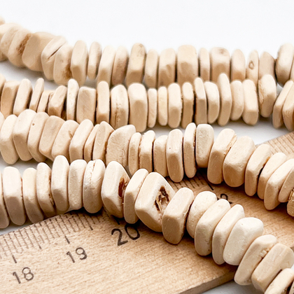 Кокосовая скорлупа бусины, цвет молочный, размер около 3-4*7-8 мм, цена за отрезок 19 см (1/2 нити)