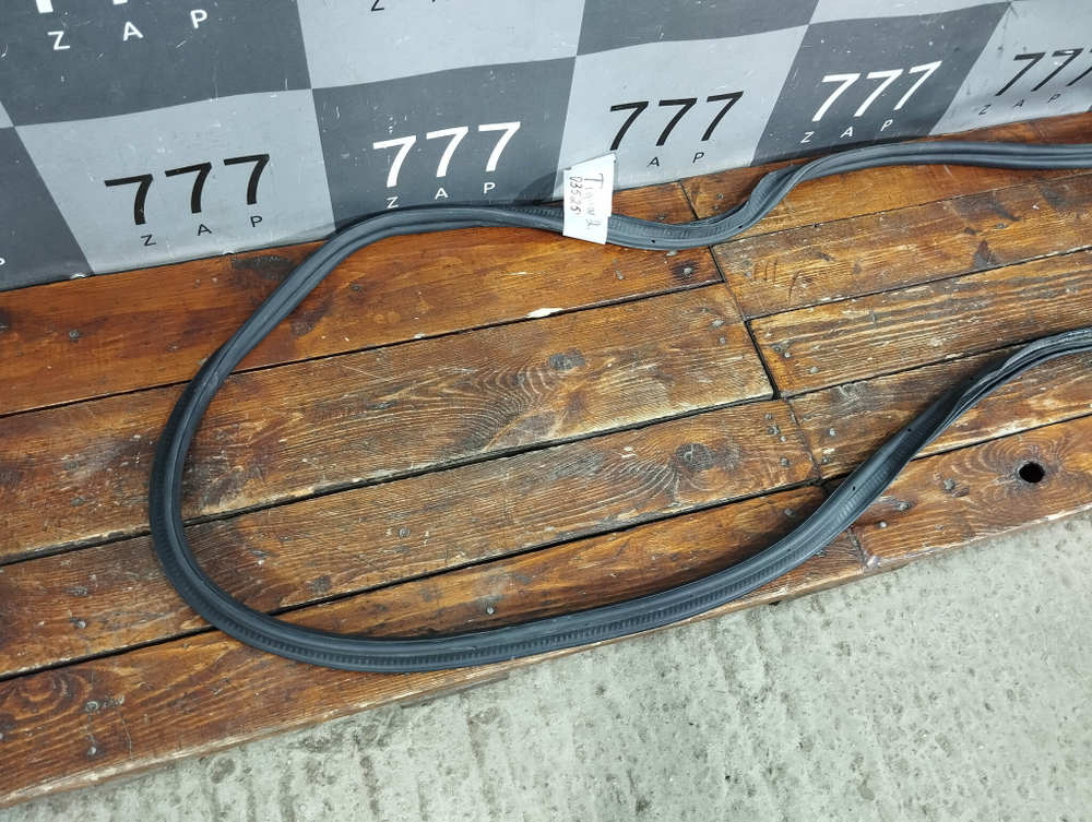 Уплотнитель багажника Volkswagen Tiguan 2 16-нв Б/У Оригинал 5NA827705