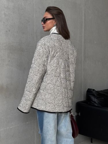 Бежевая куртка из твида с фигурной стежкой