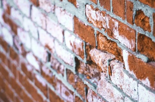 Высолы на цоколе весной: откуда берутся белые разводы и как их предотвратить