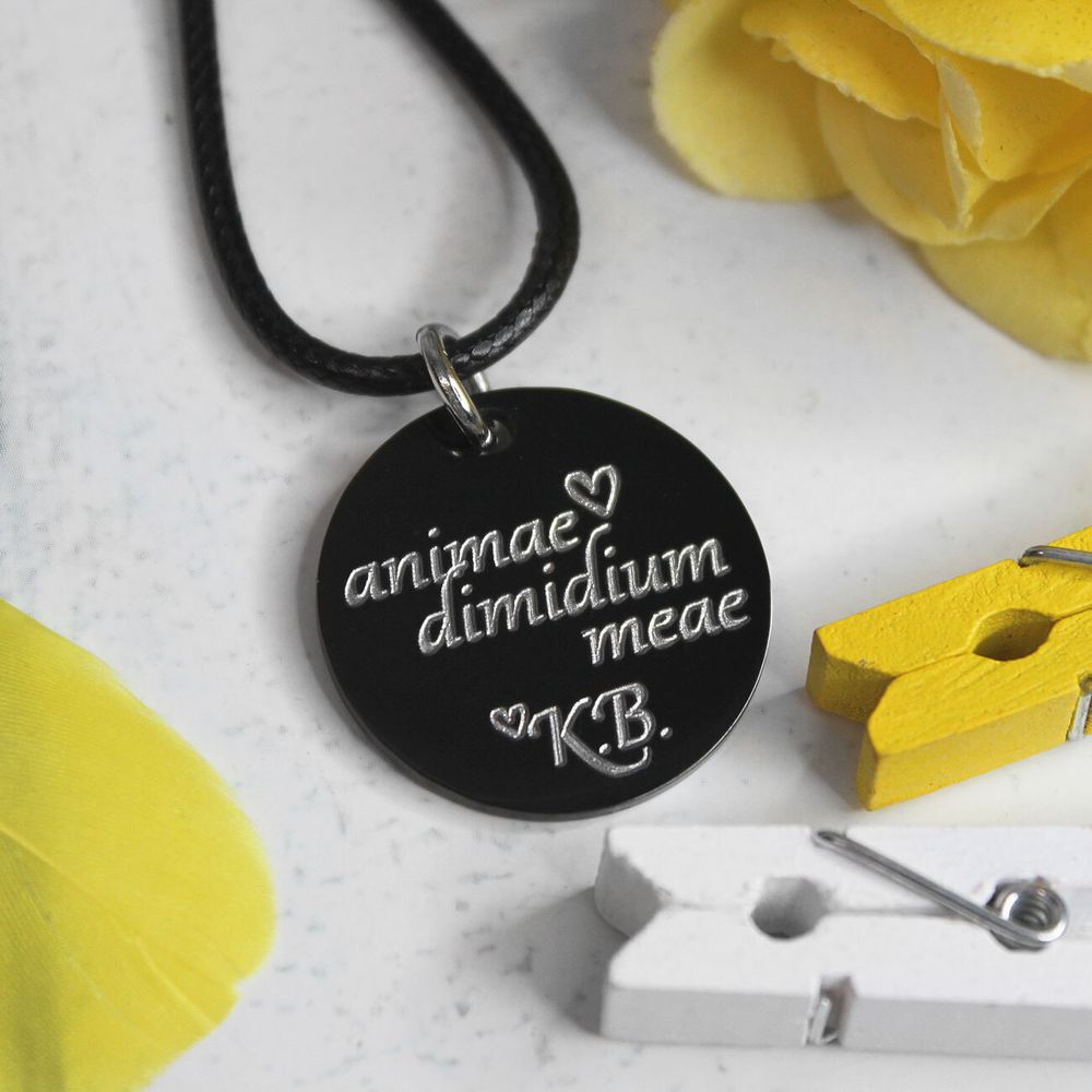 Черный кулон с гравировкой на заказ на латыни