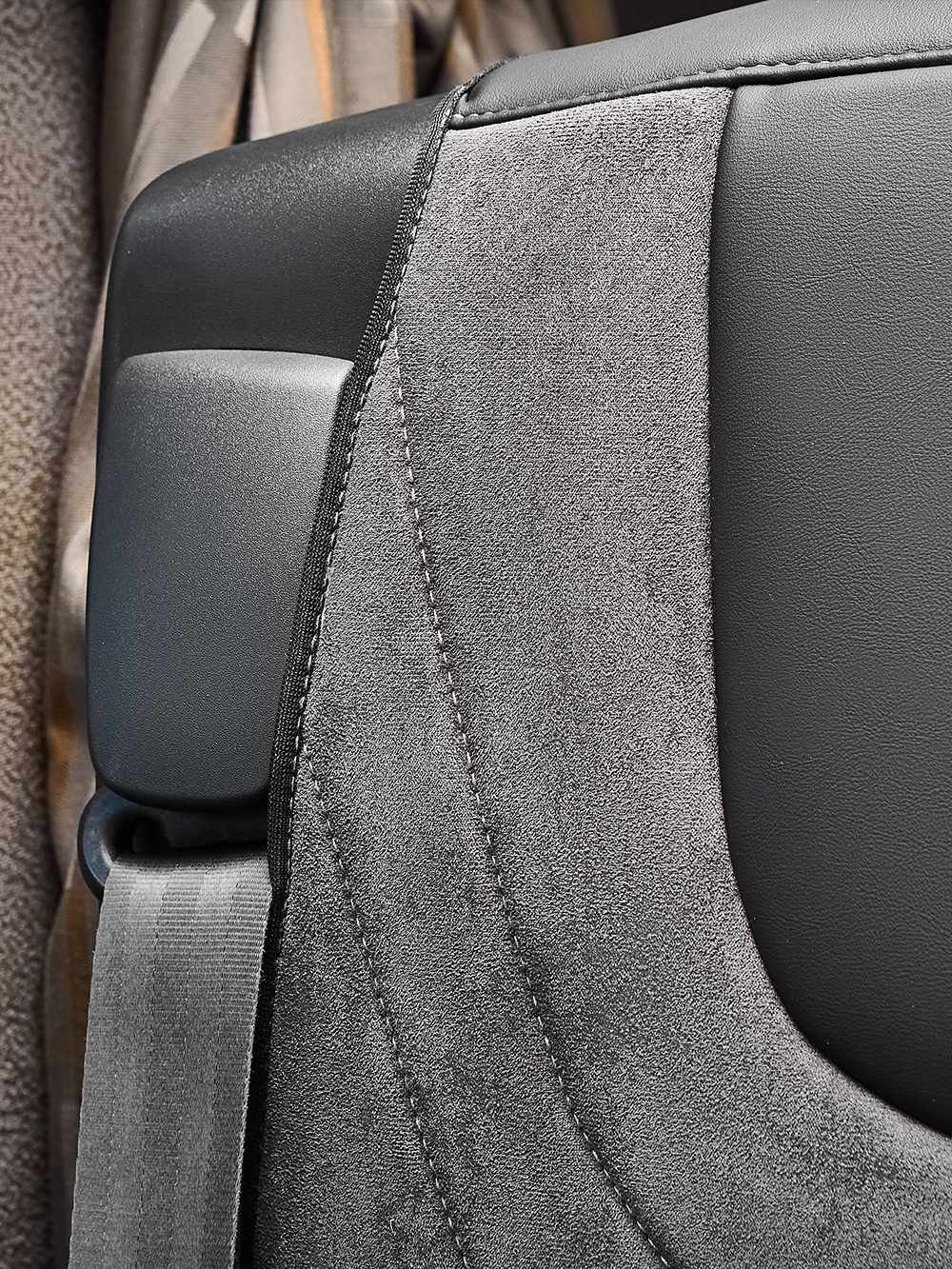 Чехлы Люкс DAF XF 106 (экокожа, черный цвет, серая вставка)