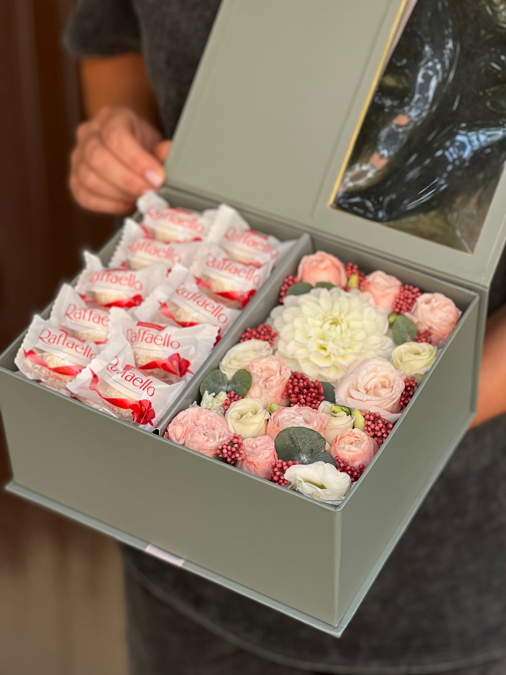 Элегантный бокс из сезонных цветов и конфет Raffaello