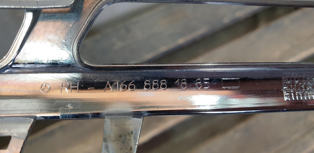 Молдинг решетки радиатора Mercedes GL GLS (X166) 15-19 Б/У Оригинал A1668881885