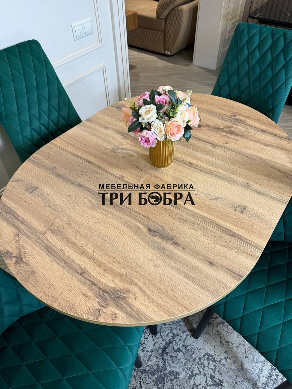 Круглый раздвижной стол "Лофт", дуб вотан и стулья "Бентли" изумруд