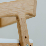 Растущий стул: натуральный дуб, белое сиденье