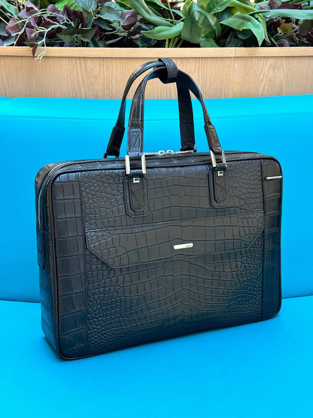 Сумка-мессенджер из кожи крокодила Zilli