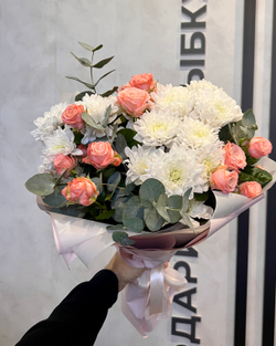 Букет сборный из кустовой хризантемы и кустовой розы