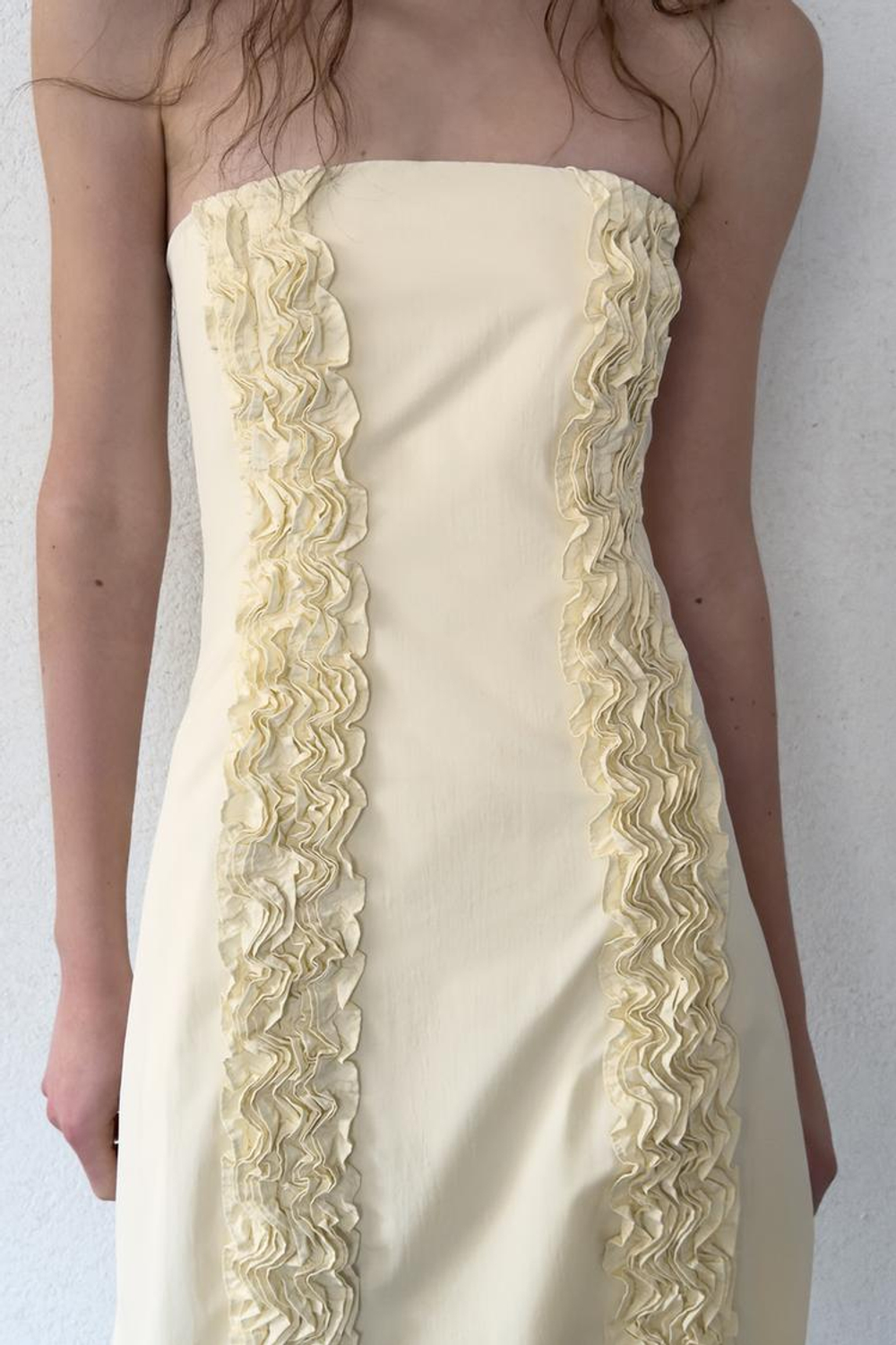 ZARA ПЛАТЬЕ МИДИ С ОБЪЕМНЫМИ ВОЛАНАМИ, ЦВЕТ СЛОНОВОЙ КОСТИ