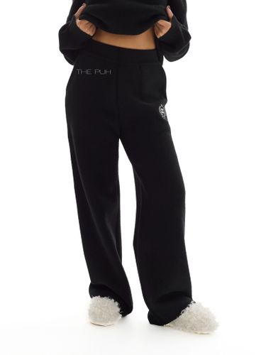 Черный костюм с вышивкой и воротом-поло