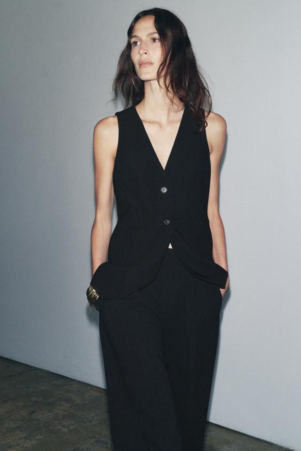 ZARA ПРИТАЛЕННЫЙ ЖИЛЕТ — ZW COLLECTION, ЧЕРНЫЙ