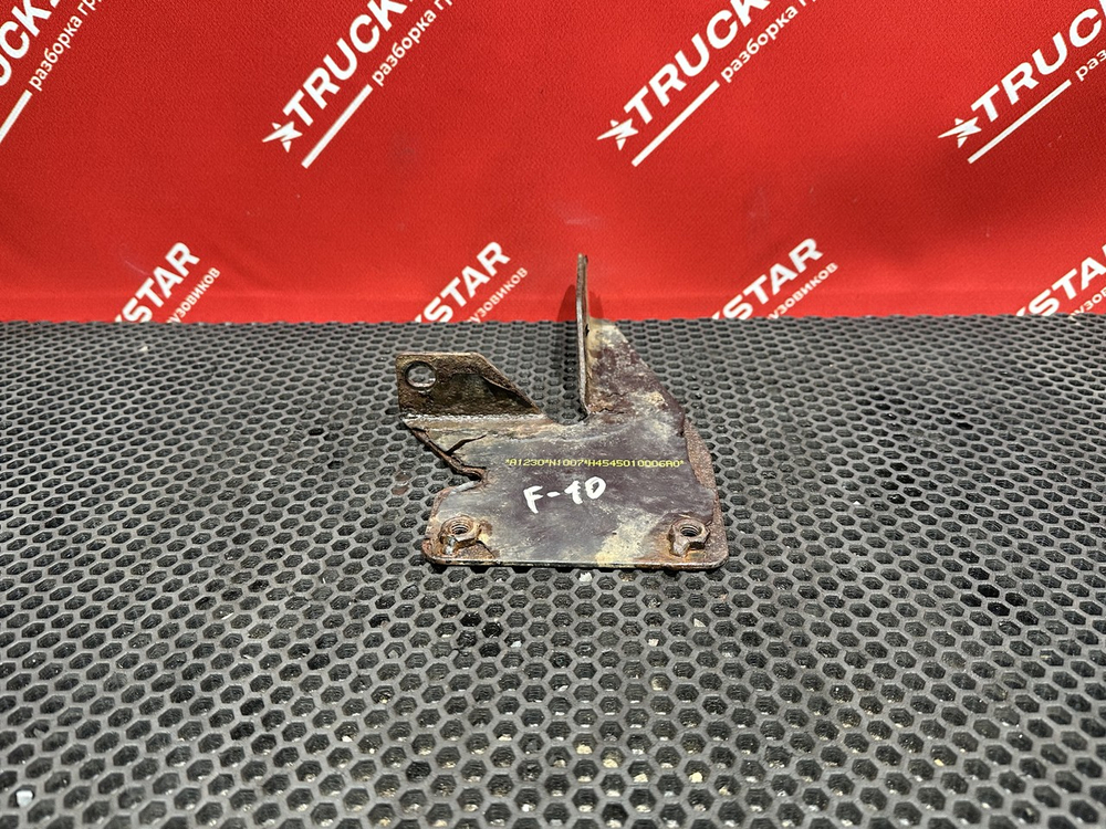 Кронштейн  подножки правой