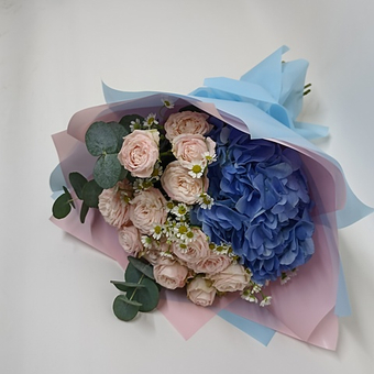 Букет из роз и гортензии Кира