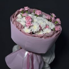 Букет из хризантем и кустовых гвоздик