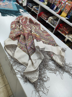 Платок из уплотненной шерстяной ткани с шелковой бахромой