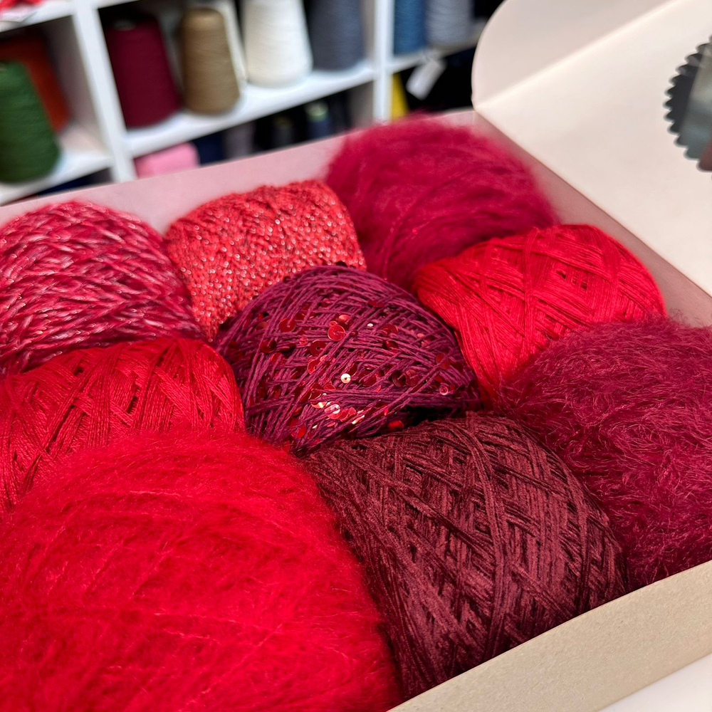 Набор итальянской фантазийной пряжи "СЕРДЦЕ " для топа, футболки, джемпера; Состав: оригинальная пряжа с пайетками, хлопок, велюр, микрофибра, кидмохер, «лебяжий пух»; Общий вес: 570 гр MP