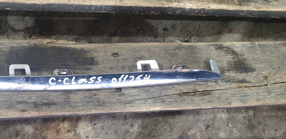 Молдинг решетки радиатора Mercedes C-Class W205 14-18 Б/У Оригинал A2058880373