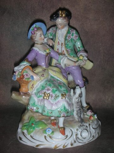 Статуэтка. Фарфор. Пара, играющая с собачкой. Sitzendorf. Германия