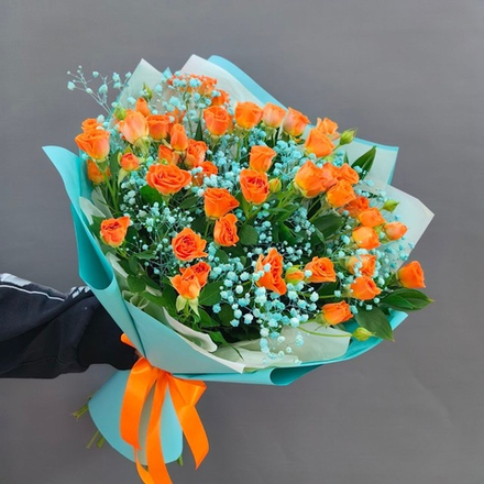 Букет из 9 кустовых роз с гипсофилой цвета "TIFFANY"