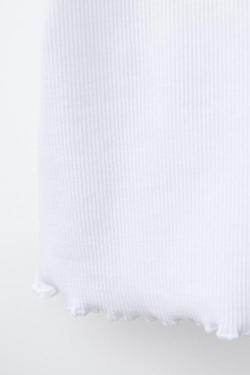 ZARA ФУТБОЛКА В РУБЧИК С НАШИВКОЙ, БЕЛЫЙ