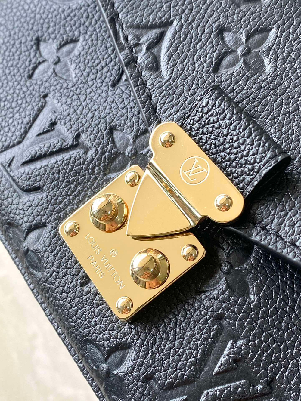 Louis Vuitton Pochette Metis East West