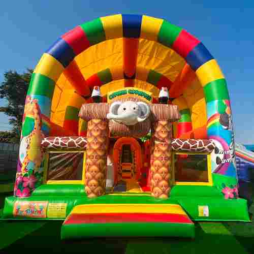Коммерческий надувной батут «Страна Сафария 2» с крышей и двумя горками, 12*6*6 м
