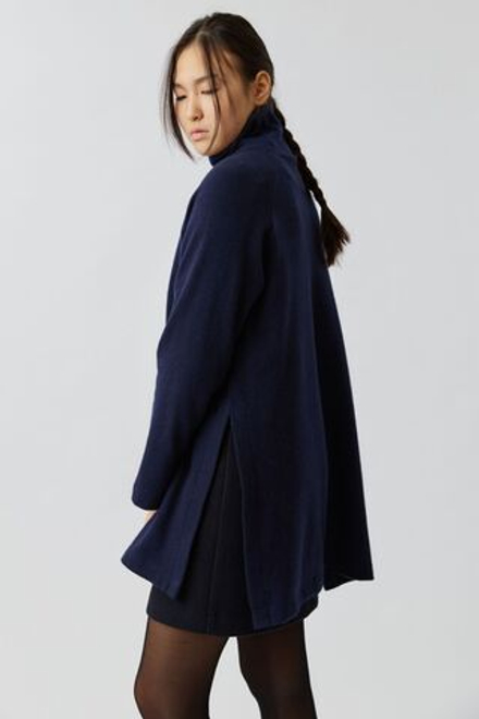 Свитер с разрезами и стойкой темно-синего цвета